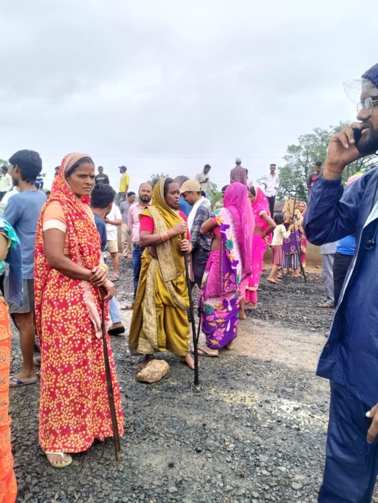 Villagers blocked the Dindori Mandla road and men and women sat in the middle