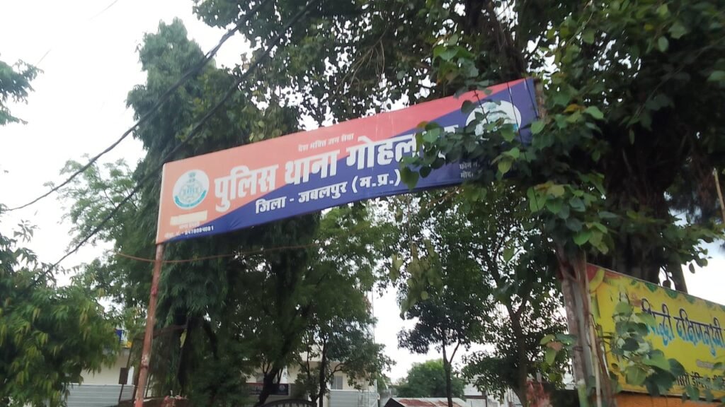 Main.. Is public life more important or challan! All.. Traffic jam due to forced checking by Gohalpur police at traffic signal, lives of pedestrians in danger