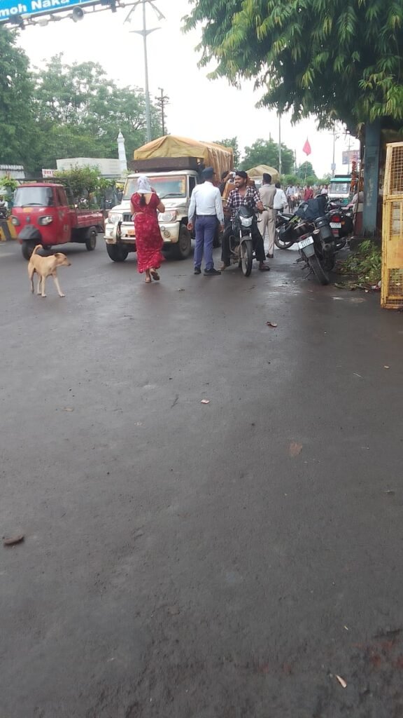 Main.. Is public life more important or challan! All.. Traffic jam due to forced checking by Gohalpur police at traffic signal, lives of pedestrians in danger