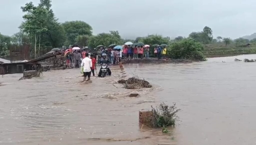 The area got drenched due to heavy rain, Vijakhan river