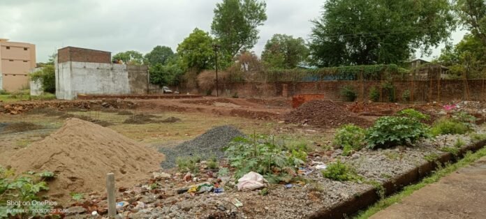 Looting going on on government land – land mafia is happy, administration is in trouble!