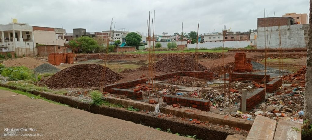 Looting going on on government land – land mafia is happy, administration is in trouble!