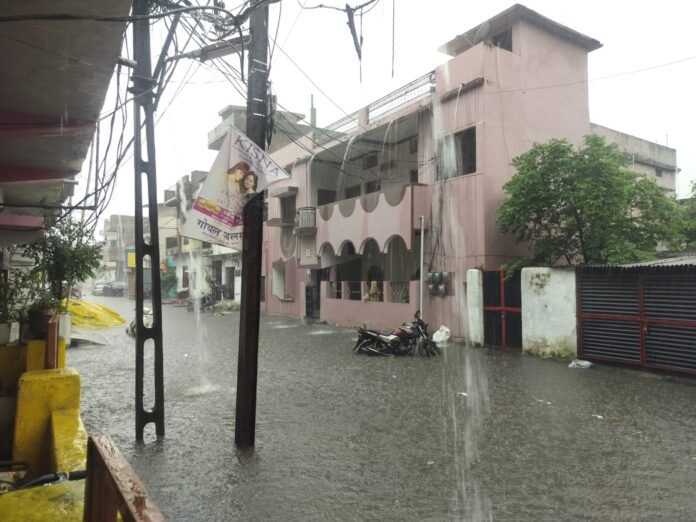 A little rain is exposing the municipal administration, swing bridges are being built at many places