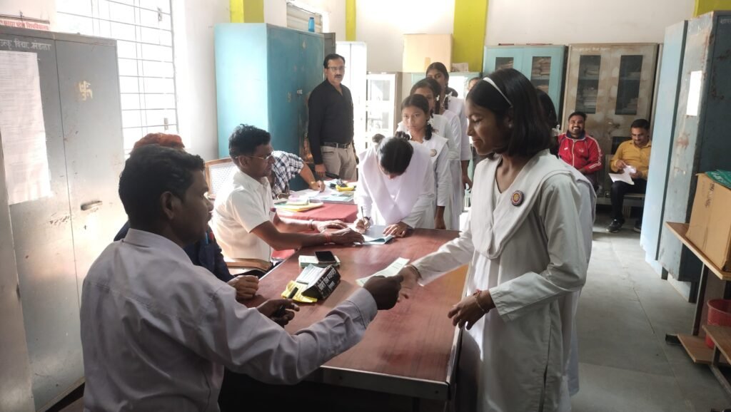 Students played the role of democracy, child elections were held in Utkrishta Vidyalaya