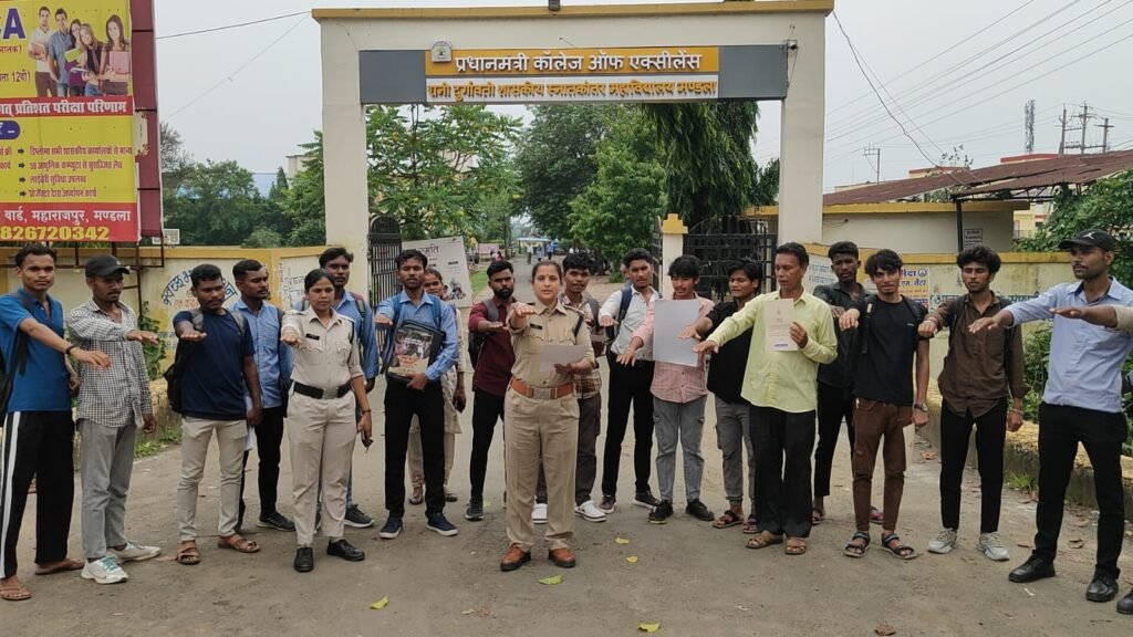 Farmers blocked National Highway 30 over fertilizer issue