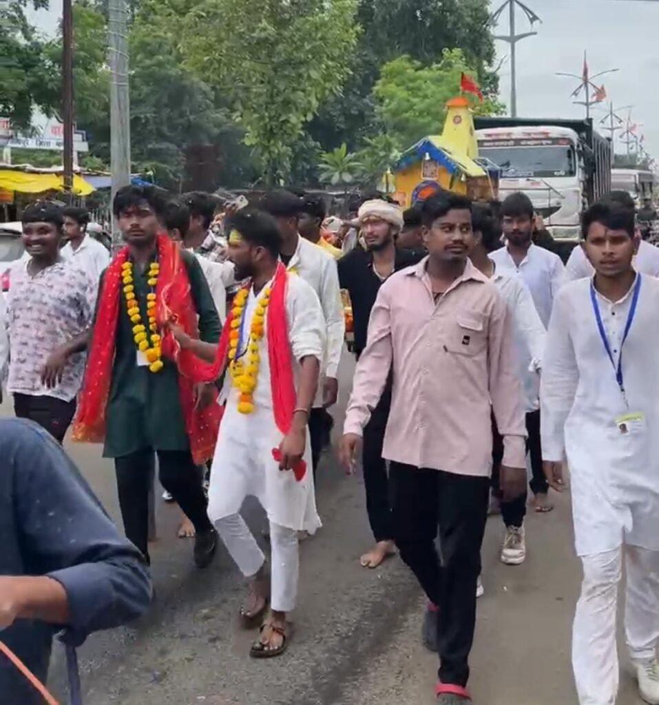 On the third Monday of Sawan, the youth of Nainpur took out a grand Kavad Yatra