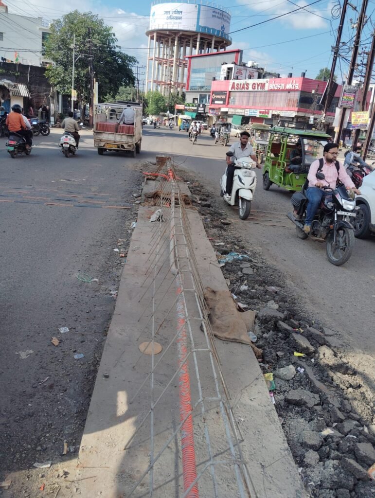 Divider of death on Vijaynagar road – accidents every day, work going on slowly