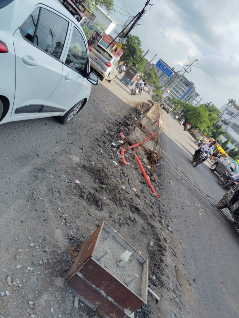 Divider of death on Vijaynagar road – accidents every day, work going on slowly