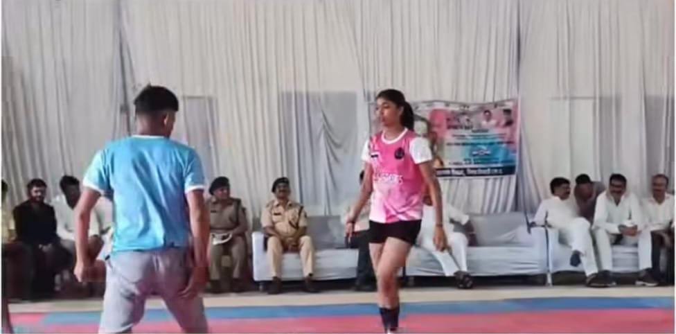 Union Minister applauded boys and girls playing Kabaddi in the field