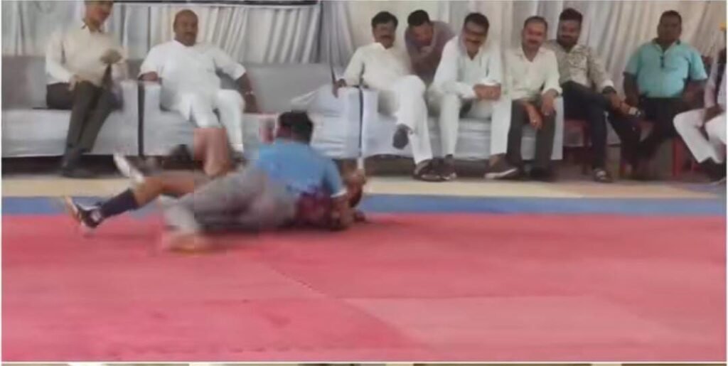 Union Minister applauded boys and girls playing Kabaddi in the field
