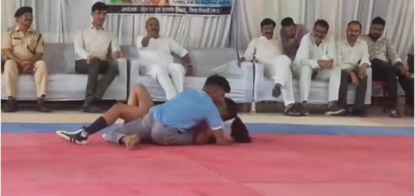 Union Minister applauded boys and girls playing Kabaddi in the field