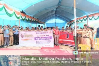 NCC cadets of Utkrisht Vidyalaya Mandla started the cleanliness fortnight.