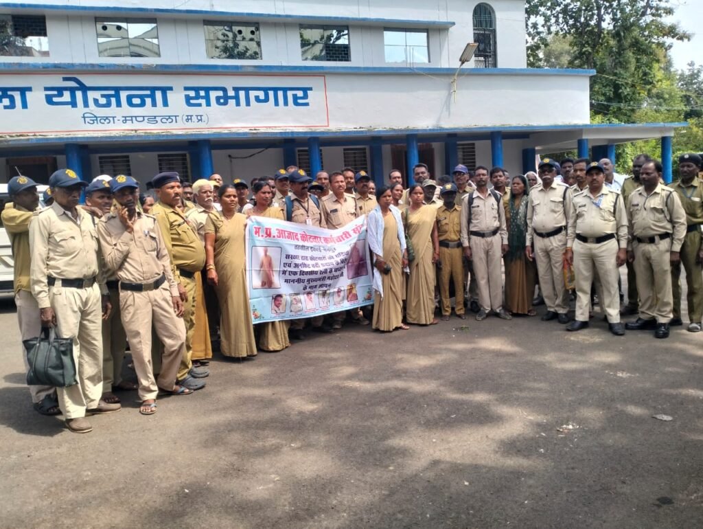 Kotwar organization reached public hearing to protest against poor quality readymade uniforms.
