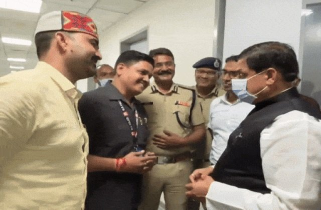 A constable saved the life of a BJP MLA by administering CPR. The government has given him a substantial reward and a promotion of ₹50,000.