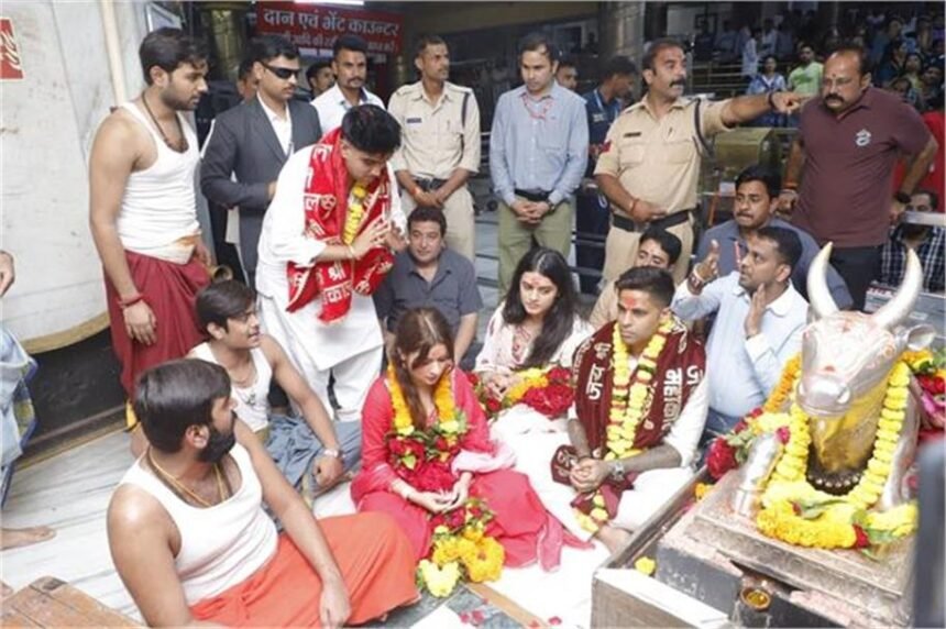T20 captain Suryakumar Yadav reached Mahakal Temple after winning the Asia Cup and participated in the evening aarti with his family.