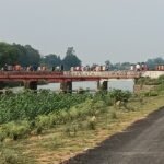 A major tragedy was averted during Durga immersion – outpost in-charge Anand Mohan Mishra saved the life of a drowning child.