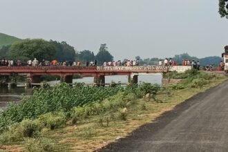 A major tragedy was averted during Durga immersion – outpost in-charge Anand Mohan Mishra saved the life of a drowning child.