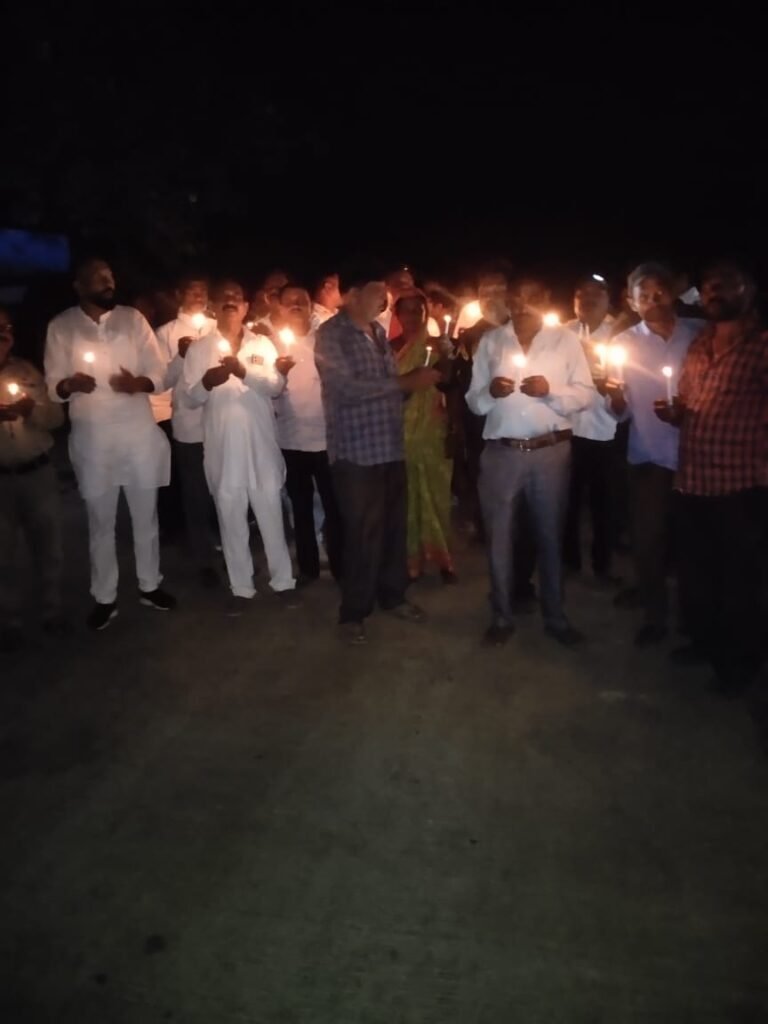 Block Congress Mandla workers took out a candle march and paid tribute to the children who died after consuming syrup in Chhindwara.