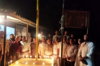 Block Congress Mandla workers took out a candle march and paid tribute to the children who died after consuming syrup in Chhindwara.