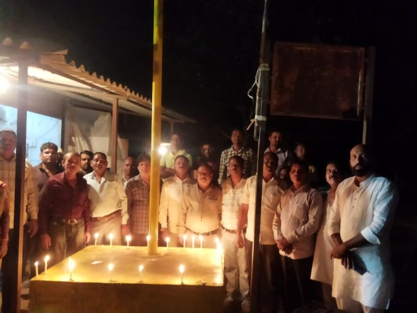 Block Congress Mandla workers took out a candle march and paid tribute to the children who died after consuming syrup in Chhindwara.