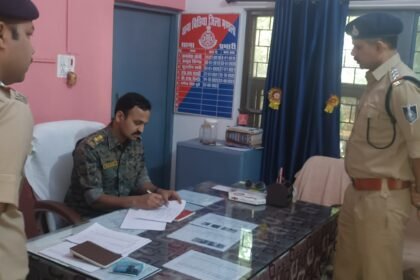 The Superintendent of Police conducted a surprise inspection of the Mawai and Bichiya police stations in the Naxal-affected areas: reviewed important points and issued instructions.