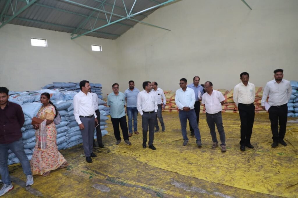 Collector Narayan's strictness, surprise inspection of fertilizer distribution centers in Amarwada-Harrai