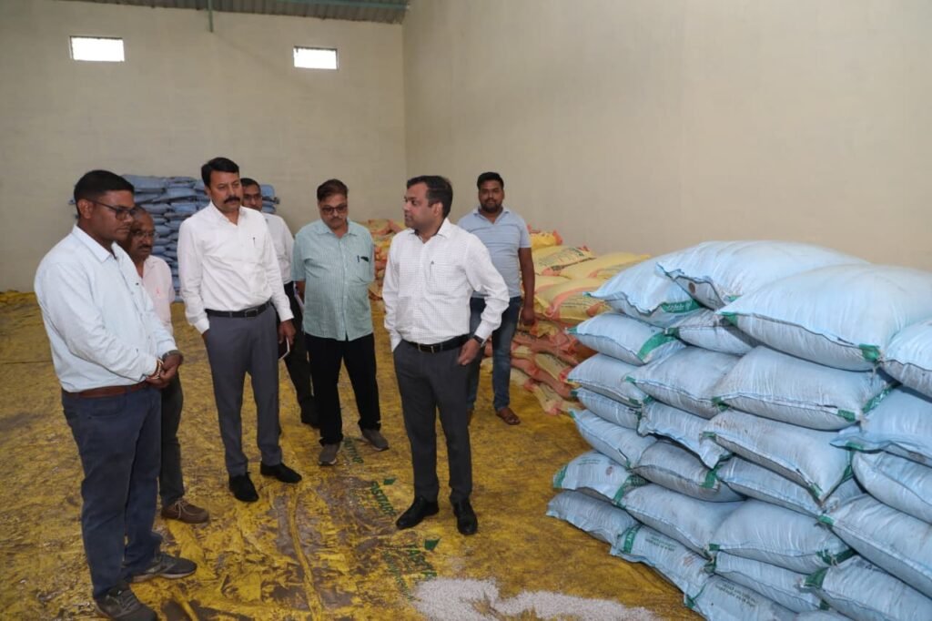 Collector Narayan's strictness, surprise inspection of fertilizer distribution centers in Amarwada-Harrai