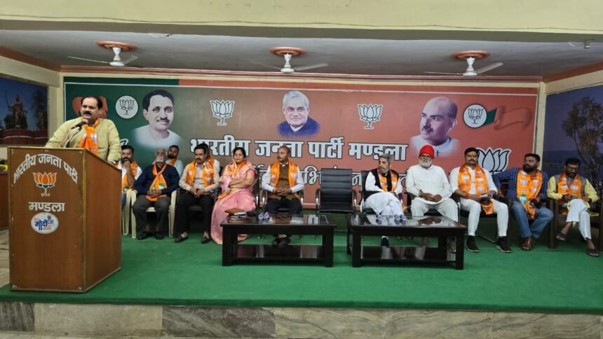 Bharatiya Janata Party, District Mandla discussed in detail about Voter List Revision (SIR) and upcoming programs. Special meeting held at BJP District Office.
