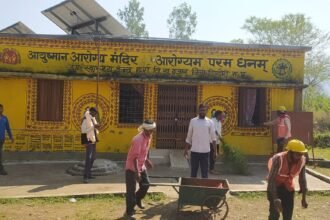 Members of the Narmada Committee cleaned the area around the health center by doing voluntary work.