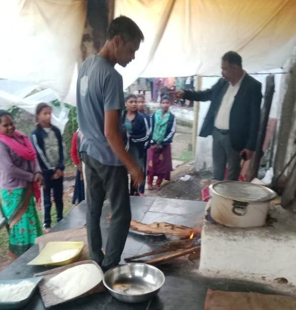 SDM Rambabu Dewangan inspected the hostels and discussed with the girl students.