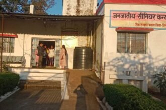 SDM Rambabu Dewangan inspected the hostels and discussed with the girl students.