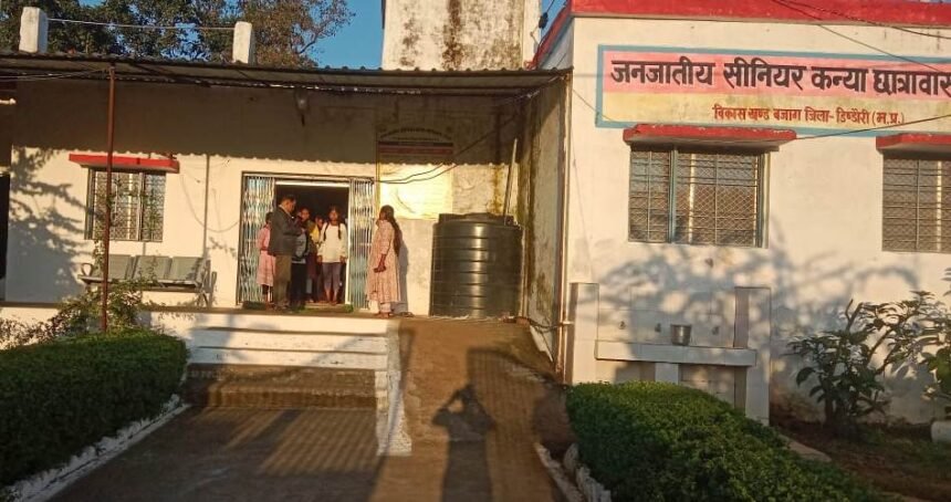 SDM Rambabu Dewangan inspected the hostels and discussed with the girl students.