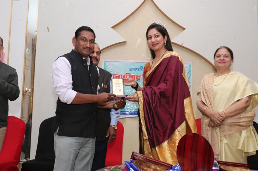 The city's 'Karmaveer' was honored by Mrs. Universal. True beauty lies not in the glow of the face, but in the softness of thoughts and behavior: Divya Chaudhary