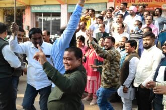 The District BJP office celebrated the NDA's historic victory in the Bihar Assembly elections, distributed sweets, greeted with fireworks.