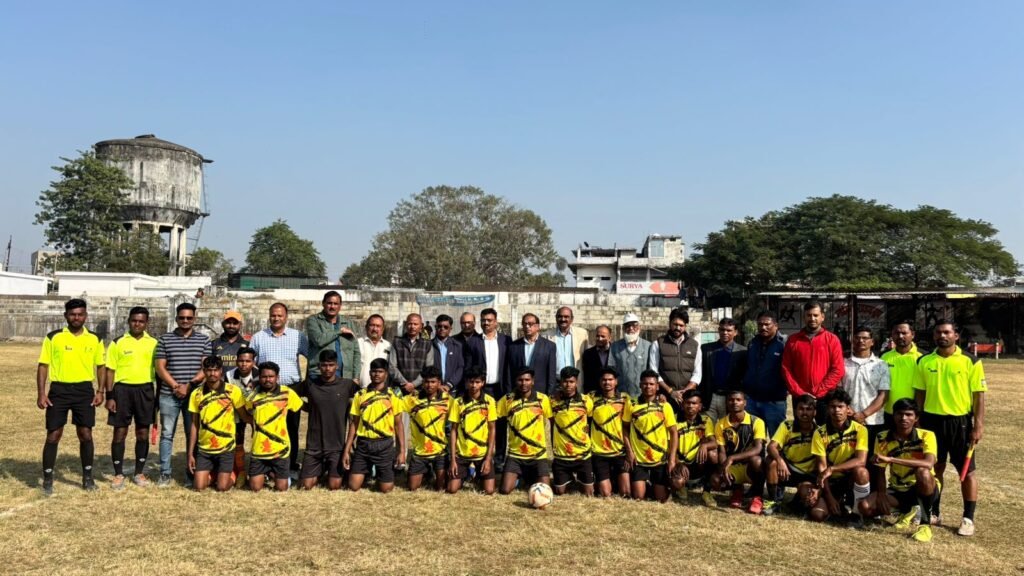 Jabalpur defeated Mandla in the final of the divisional level football competition.