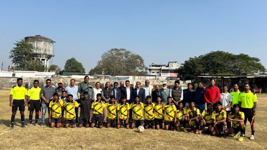 Jabalpur defeated Mandla in the final of the divisional level football competition.
