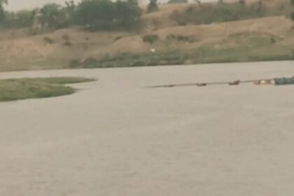 Illegal sand mining at the Tamsa River Ghats; sand mafia active in the uncontrolled Atraila-Jawa area, responsible officials remain mute spectators.