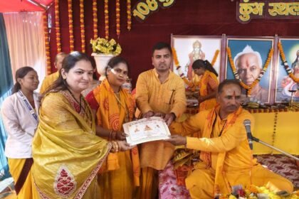 Religious devotees performed Yagya on completion of 108 Kundiya Gayatri Maha Yagya. Took oath for the protection of religion, society and Sanatan.