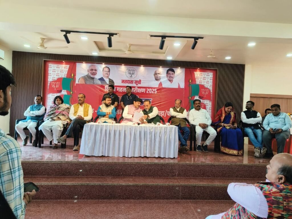 Bharatiya Janata Party's state general secretary, MP and division in-charge Sumer Singh Solanki addressed various meetings on Thursday regarding SIR of Chhindwara and Pandhurna districts.