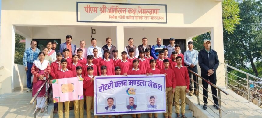 Rotary Club's unique initiative in Semerkhapa distributed sweaters to poor children, flowers of smiles blossomed in the school