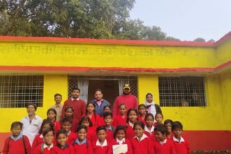 Teachers of Kandavani School distributed warm clothes to the students.