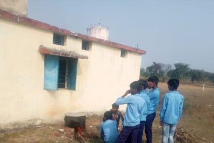 At the age of reading and writing, the school management handed over the stove to the innocent children of the school; the mid-day meal is being prepared by them: serious questions on the education system.
