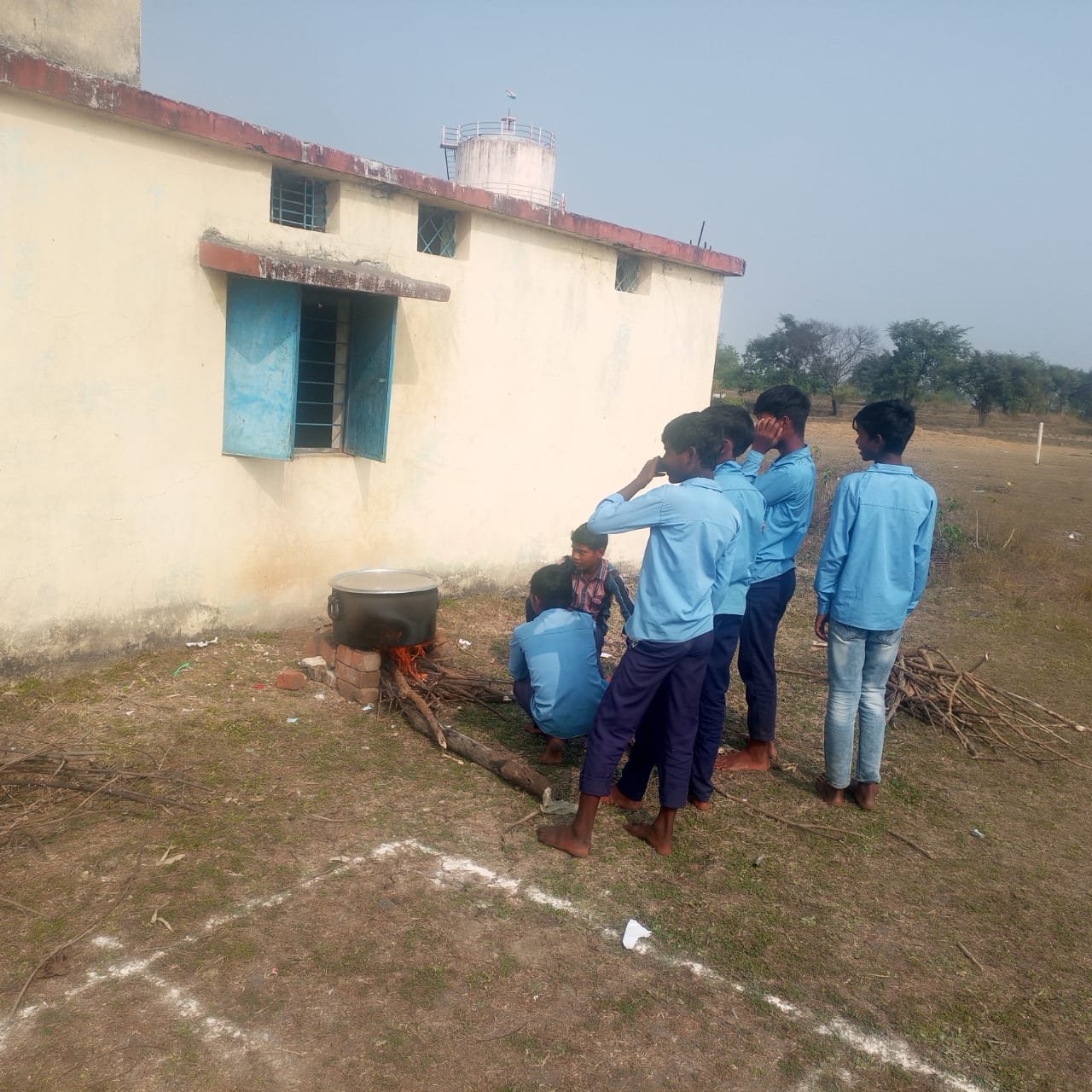 At the age of reading and writing, the school management handed over the stove to the innocent children of the school; the mid-day meal is being prepared by them: serious questions on the education system.