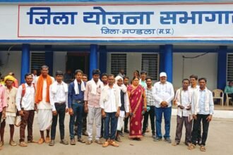 Four hundred tribal families of Patnipani are yearning for a road, nothing has changed even after independence, only the leaders and ministers have changed.