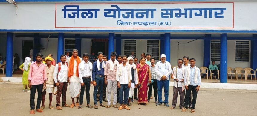 Four hundred tribal families of Patnipani are yearning for a road, nothing has changed even after independence, only the leaders and ministers have changed.