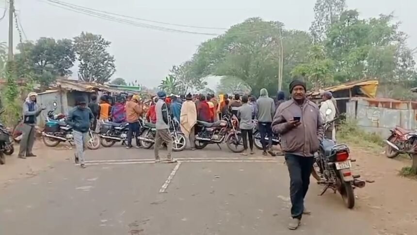 Villagers caught a vehicle loaded with cattle, police took it to the police station, angry people blocked the Shahdol-Pandaria state highway for hours.