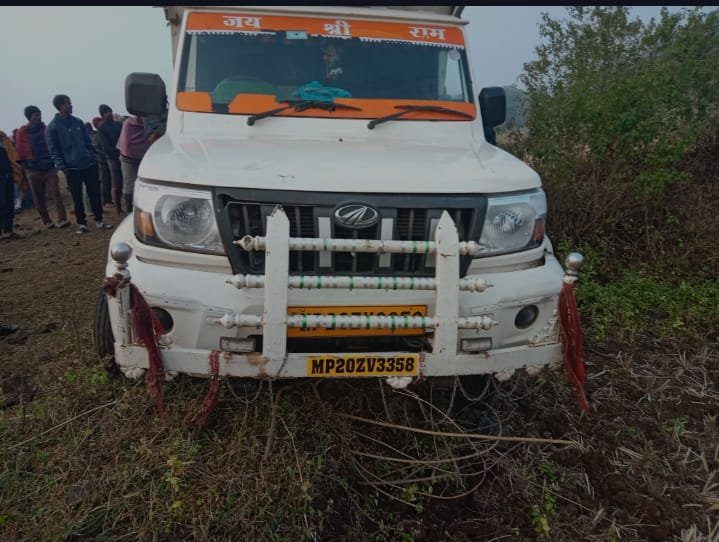 Villagers caught a vehicle loaded with cattle, police took it to the police station, angry people blocked the Shahdol-Pandaria state highway for hours.