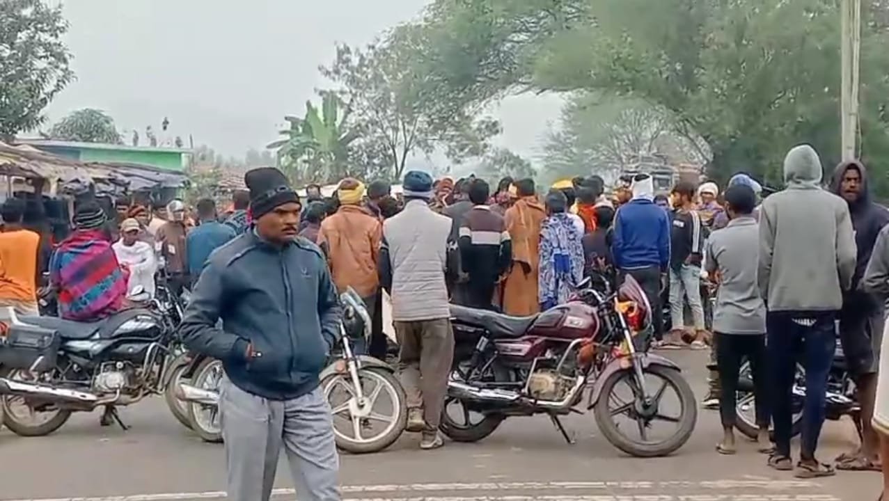 Villagers caught a vehicle loaded with cattle, police took it to the police station, angry people blocked the Shahdol-Pandaria state highway for hours.
