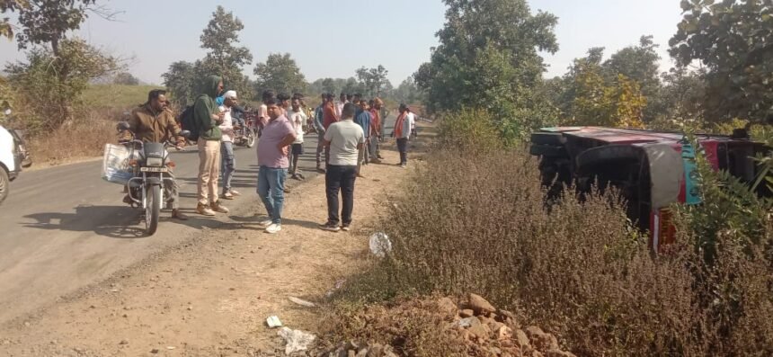 Passenger bus overturns on Dhanora-Amarwara main road, 6 injured; speed on a narrow turn proves fatal