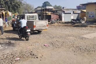At the Ghughri bus stand district intersection, there is a danger of accidents, accidents are happening every day.